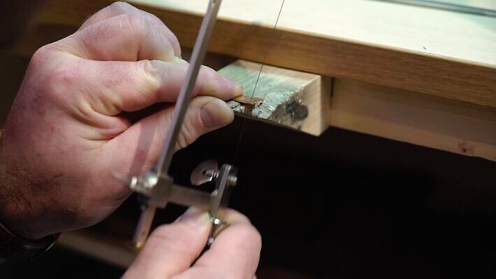 백인 직업 손 디자인 산업 장신구 공장 불 노동자 기술 관리 창조 빛 금속 장비 공구 반지 잡기 업무 작업실 황금 고급 수리 제조 은색 상품 보석 만들기 다이아몬드 고정 닦기 판화 공예가 백금 MOV 해외동영상 클립영상 자연요소 서양인 컬러 컨셉 공업 모션 재질 미술 신체부위 도구 작업 광석 동영상 파일형식