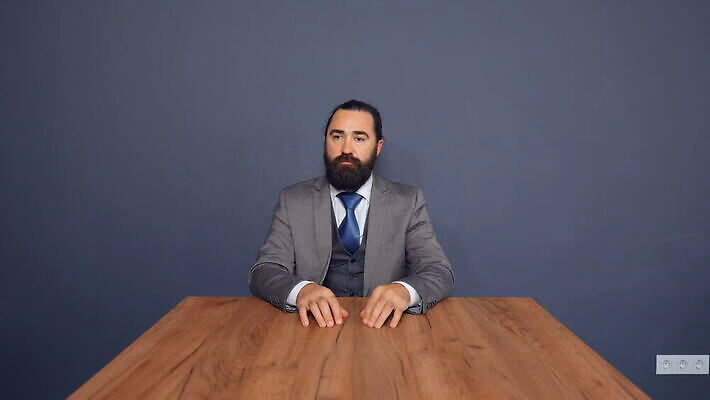 손 벽 중년 비즈니스 넥타이 협력 설계 아이디어 한명 미소 앉기 정장 금융 사무실 검은색 자료 회색 작업 비즈니스맨 선택 결과 책상 직원 보고서 투자 정리 평가 심각 정중 혼자 대리인 브레인스토밍 4K MOV 해외동영상 클립영상 1 잡화 옷 남자 컬러 가구 컨셉 모션 표정 사람 성인 신체부위 경제 직장인 동영상 파일형식