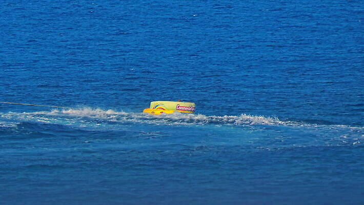 밧줄 스포츠 파도 바다 여행 포즈 휴가 사람 소년 사람없음 물 여름 파란색 맑음 점프 기쁨 수상스포츠 반지 원형 보트 떨어짐 승차 속도 흥분 튜브 고무 뱃놀이 4K MOV 해외동영상 클립영상 자연요소 도형 계절 남자 감정 어린이 줄 컬러 컨셉 배_교통 장신구 모션 날씨 전통놀이 동영상 파일형식