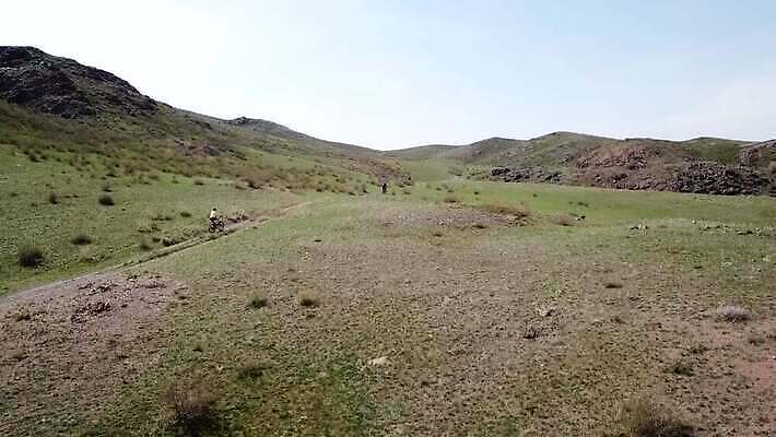 라이프스타일 도로 스포츠 여행 포즈 자국 모션 자연 산 안테나 사람 경사 사람없음 야외 초록색 자전거 일몰 그룹 승차 언덕 순환 사이클링 드론 라이더 바이크레이서 바이킹 산악자전거 스텝 조감도 카자흐스탄 4K 알마티 MP4 해외동영상 클립영상 아시아 길 컬러 통신 교통시설 생활 노을 바이크 육상스포츠 생태계 동영상 파일형식