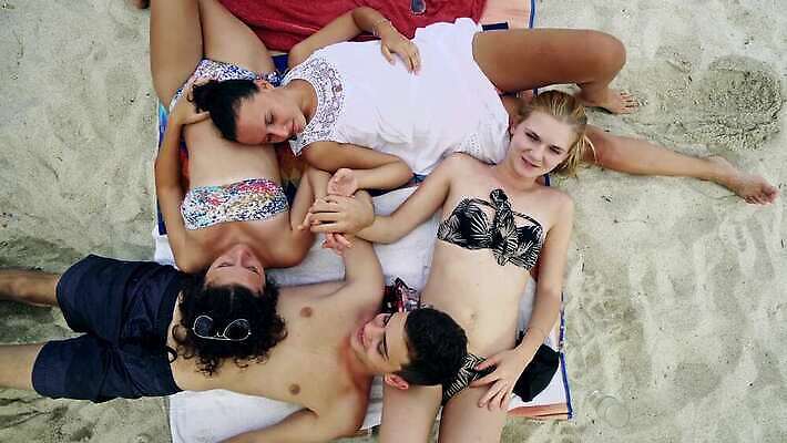 백인 학생 라이프스타일 커플 계절 여자 남자 얼굴 모래 바다 모션 휴가 함께함 미소 웃음 사람 소녀 야외 여름 친구 파티 우정 시간 원형 그룹 셀프카메라 레이아웃 장면 주말 위치 다인종 다민족 섞기 힙스터 4K MP4 해외동영상 클립영상 레이스천 도형 서양인 패션 어린이 컨셉 관계 표정 인종 이벤트 생활 신체부위 사진촬영 직물 동영상 파일형식