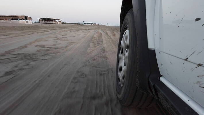 모래 바다 여행 자동차 휴가 사람없음 야외 햇빛 일몰 운전 바퀴 저녁 타이어 알바니아 4K MOV 해외동영상 클립영상 육상교통 모션 태양 노을 야간 동영상 파일형식 남유럽