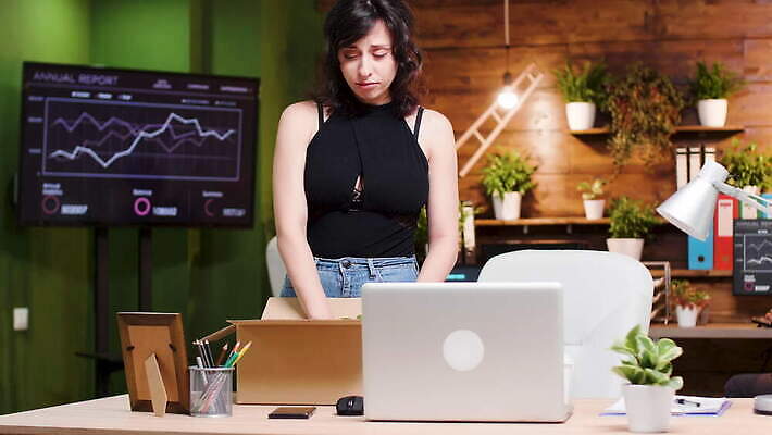 백인 직업 컨셉 비즈니스 모션 성인 상자 사무실 슬픔 도시 직장인 비즈니스우먼 좌절 컨테이너 발사 실업자 거절 실업 종업원 책상 경영자 비서 문제 공터 적재 짐싸기 판지 경영 떠남 어려움 위기 적자 4K MOV 해외동영상 클립영상 서양인 여자 감정 산업 가구 사람 리더 동영상 파일형식