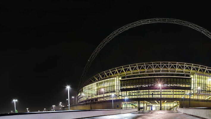 디자인 외관 유럽 스포츠 올림픽 건축양식 유리 영국 잉글랜드 파노라마 이벤트 사람없음 야외 건물 파란색 금속 축구 경기장 흰색 야간 큼 아치 런던 땅바닥 랜드마크 전국 철강 패닝샷 4K MOV 해외동영상 클립영상 자연요소 건축물 건축 나라 컬러 스포츠시설 재질 바닥 촬영기법 구기 크기 동영상 파일형식