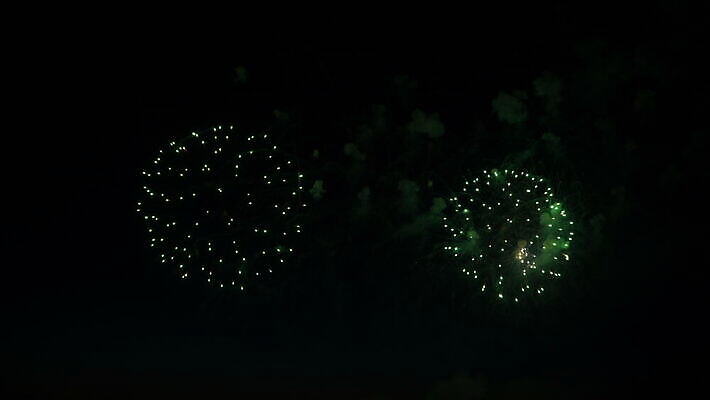 기념일 행복 컬러 백그라운드 하늘 불 추상 휴가 불꽃 새로움 기념 폭죽 불꽃놀이 이벤트 사람없음 장식 빨간색 빛 컬러풀 노란색 파티 검은색 축제 어둠 흰색 축하 생일 4 황금 야간 저녁 폭발 12월 연도 쇼 7월 독립 4K MOV 해외동영상 클립영상 자연요소 감정 컨셉 무늬 놀이 숫자 날짜 동영상 파일형식