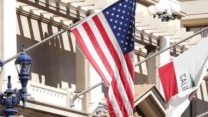 길 곰 바람 거리 사람없음 건물 사무실 미국 자유 깃발 직물 도시 도심 성조기 결과 실크 민주주의 심볼 캘리포니아 깃대 애국심 공화국 브로드웨이 산티아고 서쪽 전국 정부 4K MP4 해외동영상 클립영상 자연요소 동물 건축물 나라 컨셉 북아메리카 비즈니스 포유류 날씨 국기 방향 동영상 파일형식