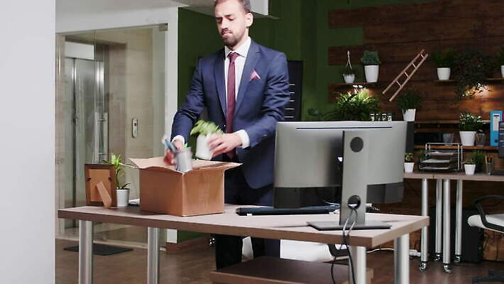 식물 직업 비즈니스 스트레스 사람 경제 학습 상자 사무실 산책 분노 잡기 업무 비즈니스맨 실패 계획 발사 실업자 실업 종업원 책상 고민 충격 짐싸기 종료 고용 떠남 심각 우울증 위기 4K MOV 해외동영상 클립영상 교육 남자 감정 가구 컨셉 모션 휴식 구직 작업 직장인 좌절 질병 동영상 채용 파일형식