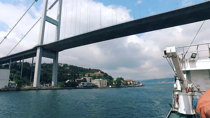 주간 유럽 아시아 여행 백그라운드 건축양식 통신 모션 갈매기 하늘 이스탄불 사람없음 야외 건물 도시풍경 여행객 맑음 기둥 도시 만 보트 연결 크루즈 아래 대륙 통과 칠면조 소통 넘어짐 보스포루스 수도권 채널 화창 4K MOV 해외동영상 클립영상 자연요소 건축물 건축 나라 컨셉 배_교통 조류 날씨 사람 풍경 방향 위치 지역 동영상 파일형식 튀르키예