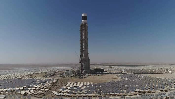 식물 산업 하늘 풍경 사람없음 야외 초록색 파란색 빛 글로벌 햇빛 태양 환경 탑 힘 재활용 장비 건설현장 사막 에너지 탐험 흰색 기름 석유 큼 기중기 생태계 태양에너지 가스 공학 개발 베터리 공급 4K MOV 해외동영상 클립영상 자연요소 건축물 교육 음식 컬러 건설업 중장비 그린에너지 크기 친환경 동영상 파일형식