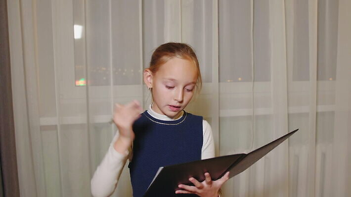 백인 캐릭터 학생 여자 교육 감정 백그라운드 장난 비즈니스 사업가 통신 창문 교실 학교 놀이 수업 아이디어 관리 말하기 대화 한명 사람 10대 펜 교사 기쁨 분노 가리킴 가르침 주인 가정부 심각 MOV 해외동영상 클립영상 서양인 직업 1 컨셉 모션 청소년 손짓 필기구 동영상 파일형식