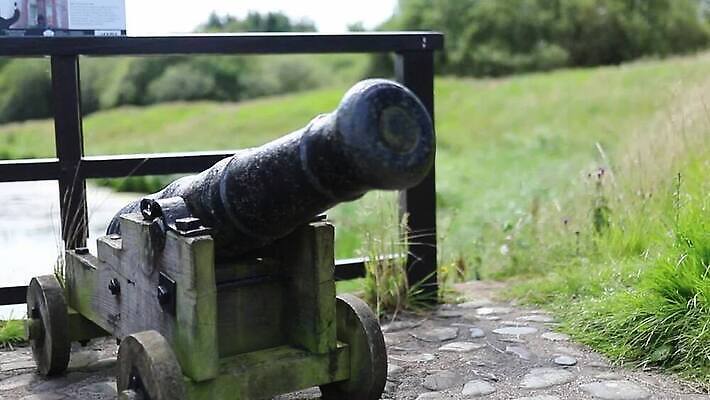 유럽 문화 여행 건축양식 자연 하늘 영국 잉글랜드 사람 풍경 성인 사람없음 야외 건물 목재 여행객 탑 수확 골동품 바위 성 방어 중세 역사 재산 오브젝트 군용 전쟁 대포 랜드마크 옛날 철책 스코틀랜드 MOV 해외동영상 클립영상 나무 건축물 건축 나라 무기 농업 재료 군대 어류 금융 돌_바위 생태계 동영상 파일형식