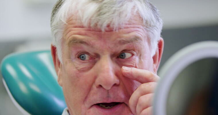 백인 여자 노년 남자 얼굴 중년 장갑 영국 잉글랜드 실내 대화 사람 두명 머리 건강관리 거울 터치 환자 의사 가리킴 주름 70대 서식스 4K MOV 해외동영상 클립영상 서양인 잡화 유럽 의학 건강 관리 말하기 손짓 성인 내부 신체부위 의료진 동영상 파일형식