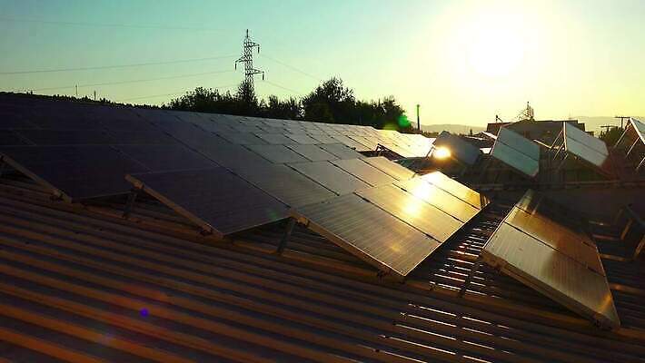 식물 자연 하늘 지붕 세포 따뜻함 사람없음 초록색 경제 파란색 글로벌 햇빛 태양 환경 맑음 힘 일몰 재활용 발전기 에너지 판넬 태양에너지 패널 생태학 수집가 공급 획기적 4K MP4 해외동영상 클립영상 자연요소 직업 교육 컬러 날씨 노을 발전소 그린에너지 친환경 생태계 동영상 파일형식