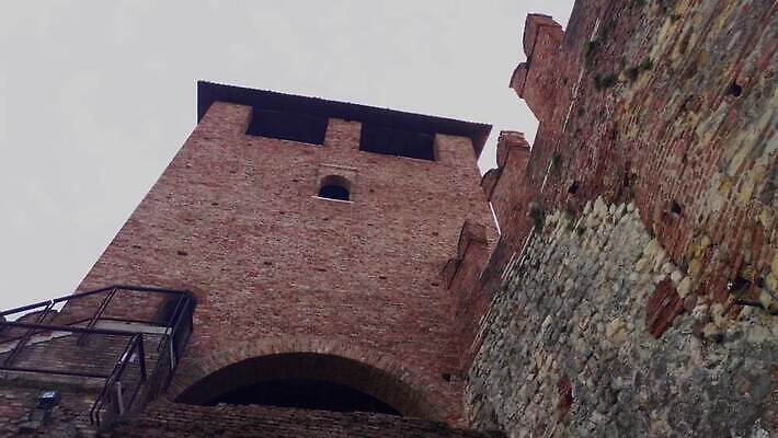 유럽 문화 벽 여행 건축양식 하늘 벽돌 사람없음 야외 건물 물 파란색 강 도시풍경 탑 이탈리아 바위 도시 중세 역사 보호 아치 타운 천연기념물 강화 랜드마크 베로나 옛날 4K MP4 해외동영상 클립영상 자연요소 건축물 건축 나라 컬러 컨셉 풍경 돌_바위 동영상 파일형식