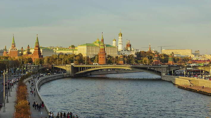 도로 여행 건축양식 자동차 하늘 사람 사람없음 여름 파란색 강 도시풍경 맑음 도시 군중 강가 러시아 랜드마크 모스크바 크렘린궁전 4K 타임랩스 MOV 해외동영상 클립영상 계절 건축 유럽 길 육상교통 컬러 교통시설 날씨 촬영기법 풍경 궁전 동영상 크렘린 파일형식