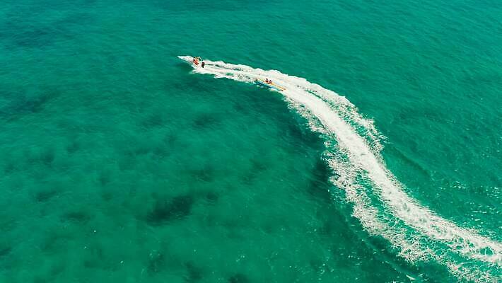 라이프스타일 행복 파도 바다 여행 장난 자연 휴가 휴식 사람 사람없음 야외 물 여름 파란색 여행객 맑음 수영 기쁨 보트 그룹 떨어짐 승차 속도 휴양지 뗏목 4K MOV 해외동영상 클립영상 자연요소 계절 감정 교통수단 컬러 컨셉 배_교통 모션 날씨 생활 장소 수상스포츠 생태계 동영상 파일형식
