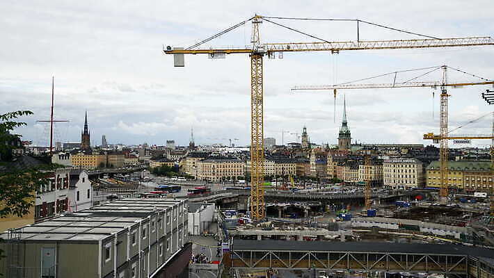 주간 외관 유럽 산업 도로 로우앵글 비즈니스 건축양식 하늘 새로움 거리 프레임 스웨덴 사람없음 야외 건물 가로 파란색 금속 기계 장비 건설현장 성장 도시 고속도로 땅 기중기 개발 스칸디나비아 스톡홀름 철강 콘크리트 4K 타임랩스 MOV 해외동영상 클립영상 자연요소 건축물 건축 나라 길 뷰포인트 컬러 컨셉 교통시설 재질 건설업 촬영기법 북유럽 중장비 동영상 파일형식
