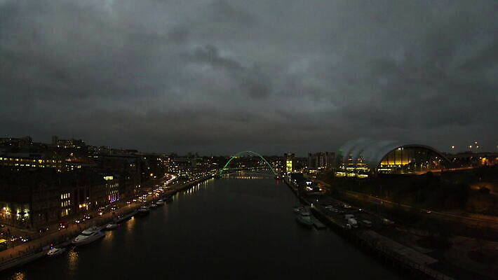 영어 유럽 건축양식 하늘 영국 잉글랜드 사람없음 건물 물 강 황혼 새벽 도시 센터 저녁 강가 북쪽 동쪽 부둣가 랜드마크 세이지 4K 타임랩스 MOV 해외동영상 클립영상 자연요소 문자 건축물 건축 나라 촬영기법 항구 일몰 야간 방향 동영상 파일형식