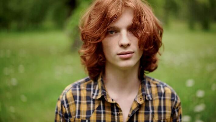 백인 모델 1 학생 라이프스타일 응시 공원 남자 유럽 얼굴 포즈 한명 사람 소년 성인 야외 10대 섹시 유행 시원함 생강 몽상가 스타일 힙스터 MP4 해외동영상 클립영상 서양인 시선 공공시설 패션 나라 어린이 컨셉 채소 청소년 생활 신체부위 동영상 파일형식