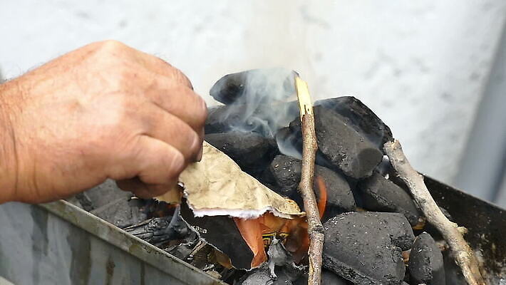 산업 백그라운드 가족 자연 불꽃 사람없음 여름 소풍 파티 식당 검은색 힘 에너지 뜨거움 연기 그릴 위험 장작 모닥불 철 연료 숯 고립 뒤뜰 석탄 옛날 재 철강 비어있는 MOV 해외동영상 클립영상 계절 컬러 컨셉 관계 주방용품 불 이벤트 야외활동 상점 생태계 동영상 파일형식