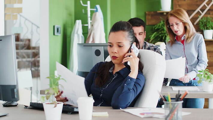 직업 디자인 여자 남자 컨셉 회사 비즈니스 사업가 통신 협력 설계 아이디어 함께함 창조 노트북 컴퓨터 사무실 알약 자료 과학기술 업무 비즈니스맨 비즈니스우먼 그룹 계획 토론 동료 창업 비전 나눔 유지 유니콘 프로젝트 콜라보레이션 브레인스토밍 4K MOV 해외동영상 클립영상 관계 기술 사람 전자제품 약 작업 직장인 자영업 동영상 파일형식