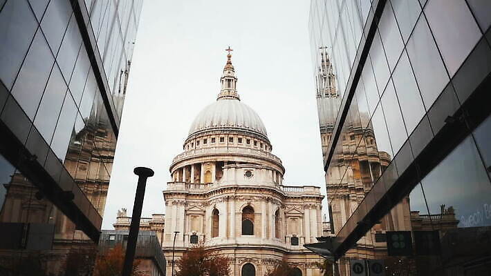 나무 영어 외관 유럽 종교 여행 건축양식 창문 유리 하늘 영국 잉글랜드 사람없음 건물 파란색 뷰티 반사 성당 교회 도시 역사 저녁 런던 동영상 천연기념물 랜드마크 수도권 숭배 MOV 해외동영상 클립영상 식물 문자 건축물 건축 나라 컬러 종교건축 재질 야간 지역 파일형식
