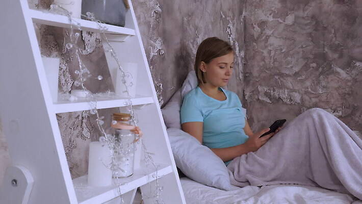 라이프스타일 행복 얼굴 인터넷 텍스트 통신 아침 모바일 휴식 주택 세포 기술 건강 한명 웃음 앉기 내부 스마트폰 핸드폰 학습 독서 침실 터치 흰색 침대 잡기 네트워크 메시지 이메일 스마트 와이파이 문자메시지 채팅 터치스크린 혼자 셀룰러 4K MOV 해외동영상 클립영상 주간 1 교육 감정 컬러 가구 컨셉 모션 표정 사람 건물 생활 신체부위 전자제품 스마트기기 무선인터넷 동영상 파일형식