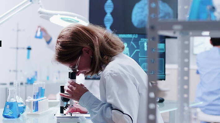 직업 여자 남자 산업 과학 건강 현미경 실험 사람 스터디 컴퓨터 약 스크린 장비 의사 코트 업무 작업 그룹 센터 실험실 연구원 과학자 분석 시설 생물학 튜브 공학 발견 조제 개발 돌봄 백신 유전 화학자 4K MOV 해외동영상 클립영상 교육 컨셉 의학 모션 실험기구 전자제품 학습 외투 의료진 만들기 동영상 학자 파일형식