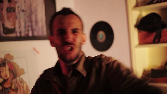 백인 남자 문화 음악 벽 포즈 노래 거리 힙합 미술 한명 사람 야외 유행 어둠 힘 가수 분노 도시 폭력 사회 복도 메시지 위험 엉덩이 예술가 문제 깡패 랩 소셜 이슈 스타일 4K MP4 해외동영상 클립영상 서양인 1 감정 컨셉 문화예술 신체부위 음악가 사회이슈 동영상 공동체 파일형식