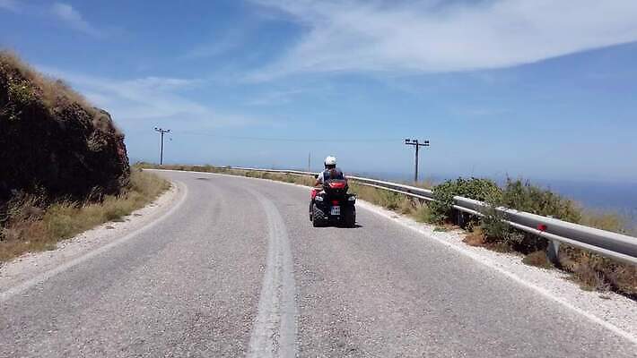 직업 라이프스타일 커플 응시 도로 모래 바다 여행 자연 휴가 휴식 고글 산 여름 맑음 자전거 꿈 운전 낭만 자유 신혼여행 승차 크루즈 지중해 그리스 화산 지역 산토리니 대여 렌탈 4K MP4 해외동영상 클립영상 시선 계절 유럽 길 결혼 컨셉 배_교통 관계 교통시설 모션 날씨 생활 바이크 생태계 동영상 파일형식