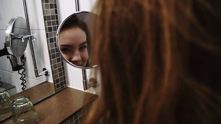 백인 얼굴 신랑 실내 한명 웃음 내부 반사 거울 욕실 입 볼터치 미녀 입술 화장실 몸단장 내추럴 돌봄 때리기 유아독존 진짜 성인여자만 4K MOV 해외동영상 클립영상 서양인 1 결혼 모션 표정 사람 신체부위 화장 미인 동영상 여자만 성인만 파일형식