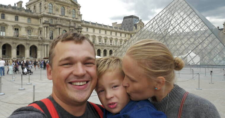 백인 행복 유럽 아들 어린이 여행 가족 유리 엄마 키스 3 미소 웃음 사람 소년 성인 여행객 프랑스 아빠 셀프카메라 피라미드 랜드마크 파리(프랑스) 4K MOV 해외동영상 클립영상 서양인 건축물 남자 감정 나라 관계 재질 표정 사진촬영 애정표현 동영상 파일형식