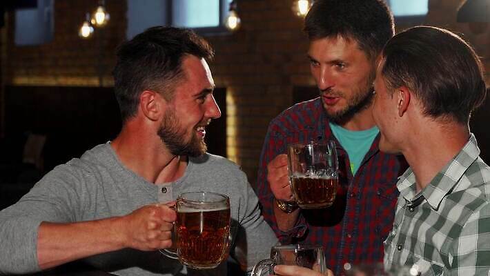 라이프스타일 남자 행복 감정 음료 회사 통신 유리 휴식 맥주 함께함 실내 사람 이벤트 세명 친구 파티 축제 우정 기쁨 모임 축하 표현 알코올 바 그룹 만취 클럽 긍정 토스트 주말 아일랜드 양조 양조장 총각 유흥 4K MOV 해외동영상 클립영상 유럽 빵 컨셉 비즈니스 관계 재질 주류 내부 생활 동영상 술취함 파일형식