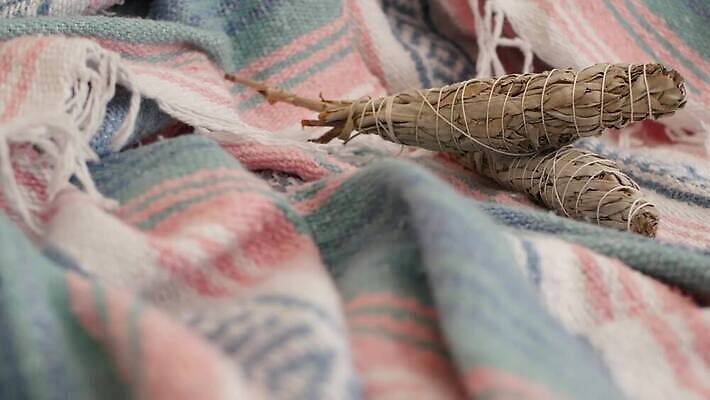 잎 요가 휴식 여러명 사람없음 스파 미국 화목 약재 흰색 영혼 씻기 약초 샌들 신비 인도인 청소 보따리 향기 마법 아로마테라피 내추럴 연소 세이지 자연요법 정물화 4K MP4 해외동영상 클립영상 외국인 식물 웰빙 컬러 다수 신발 컨셉 북아메리카 사람 동양인 약 청결 풀_식물 그림 냄새 테라피 동영상 파일형식