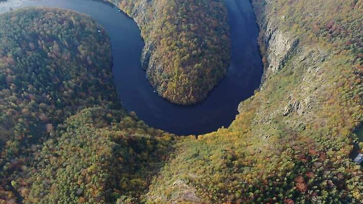 자연 안테나 파노라마 숙이기 사람없음 강 골짜기 계곡 일몰 놀람 시골 숲 체코 프라하 항공촬영 드론 랜드마크 보헤미아 편자 4K MP4 해외동영상 클립영상 감정 유럽 뷰포인트 포즈 통신 촬영기법 표정 노을 생태계 동영상 말발굽 파일형식