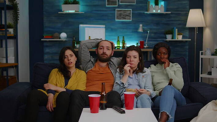 라이프스타일 여자 남자 감정 흑인 거실 아파트 주택 함께함 실내 앉기 친구 소파 텔레비전 우정 방 마시기 관찰 그룹 야간 저녁 무서움 필름 영화 공포 다인종 다민족 반응 비명 숨기 호러 시리즈 혼혈 4K MOV 해외동영상 클립영상 자연요소 서양인 컨셉 의자 관계 모션 문화예술 사람 인종 내부 건물 생활 전자제품 다문화 동영상 파일형식