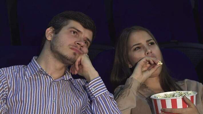 1 라이프스타일 여자 남자 종이 얼굴 음료 음식 분홍색 티셔츠 2 의자 팔찌 휴식 관리 미소 사람 소년 두명 빨간색 친구 상자 어둠 흰색 시간 정크푸드 영화관 극장 지루함 먹기 필름 영화 만족 팝콘 튜브 무료 호러 흥미 4K MOV 해외동영상 클립영상 감정 어린이 컬러 가구 컨셉 셔츠 장신구 관계 모션 문화예술 표정 생활 신체부위 공포 동영상 파일형식