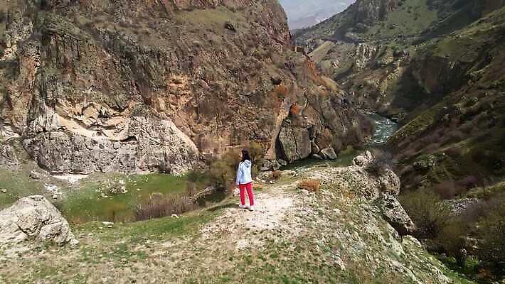 라이프스타일 응시 공원 여자 여행 백그라운드 자연 하늘 휴가 산 안테나 파노라마 한명 사람 초록색 물 강 여행객 골짜기 계곡 산책 트래킹 하이킹 자유 정상 언덕 산등성이 드론 웅장함 전국 절정 조지아 산맥 4K MOV 해외동영상 클립영상 자연요소 1 시선 공공시설 컬러 컨셉 통신 레저 휴식 촬영기법 생활 생태계 동영상 동유럽 파일형식