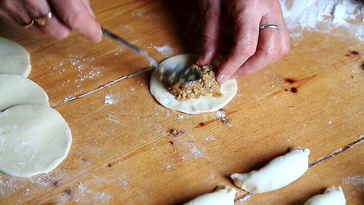 전통 음식 가사 재료 탁자 주택 건강 요리 사람 갈색 주방 요리사 빵집 흰색 신선 혼합 낟알 밀 굽기 책상 준비 날것 반죽 만들기 밀가루 레시피 밀가루반죽 섞기 스터핑 제빵사 페스츄리 핸드메이드 MOV 해외동영상 클립영상 직업 빵 컬러 가구 모션 곡류 건물 상점 가루 구이 동영상 파일형식