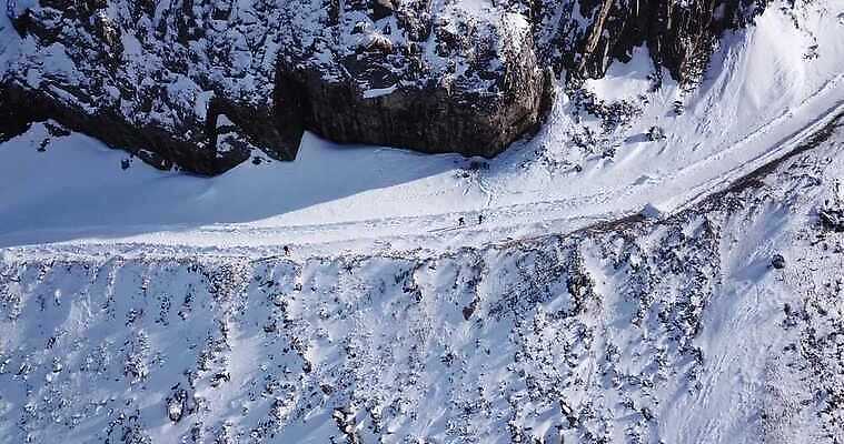 나무 계절 스포츠 여행 겨울 자국 자연 하늘 휴가 스키 산 안테나 그림자 사람 경사 사람없음 야외 태양 여행객 얼음 트래킹 하이킹 추위 흰색 그룹 정상 숲 오르기 알프스 장면 항공촬영 드론 절정 카자흐스탄 눈내림 4K 알마티 MP4 해외동영상 클립영상 자연요소 식물 유럽 아시아 뷰포인트 컬러 통신 모션 레저 겨울스포츠 눈_날씨 생태계 동영상 파일형식