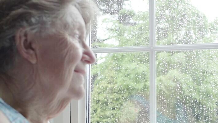 응시 노년 감정 할머니 생각 창문 날씨 피곤 한명 슬픔 좌절 고독 은퇴 빗방울 명상 고민 불행 긴장 나쁜 연금 옛날 우울증 혼자 노화 MP4 해외동영상 클립영상 1 시선 여자 컨셉 사람 성인 비_날씨 질병 동영상 파일형식