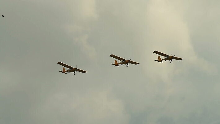 교통시설 하늘 비행기 안테나 3 사람없음 빛 공연 쇼 에어쇼 대패 MOV 해외동영상 클립영상 교통 통신 항공교통 대중교통 이벤트 시설 동영상 파일형식