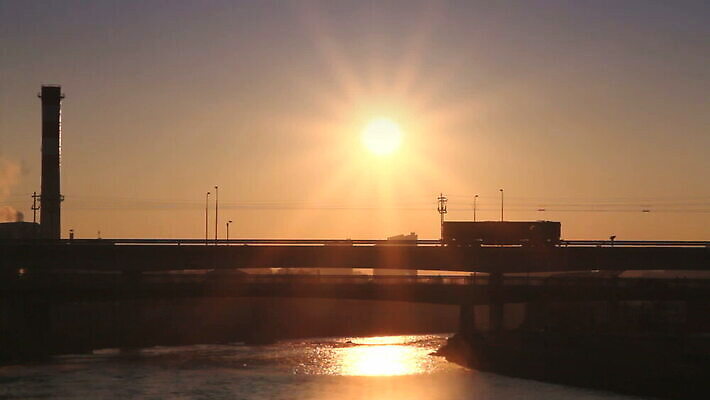 실루엣 산업 도로 교통시설 자동차 자연 사람없음 가로 빛 햇빛 태양 일출 맑음 황혼 일몰 운전 트럭 화물 시골 도시 고속도로 숲 연결 창고 속도 상업 바쁨 짐차 트레일러 방법 분배 유조선 MOV 해외동영상 클립영상 자연요소 길 육상교통 교통 모션 날씨 촬영기법 노을 운송업 시설 생태계 동영상 파일형식