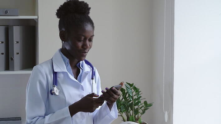 직업 포즈 흑인 유니폼 인터넷 청진기 성공 건강 병원 한명 서기 사람 내부 스마트폰 핸드폰 약 검은색 방 간호사 의사 코트 흰색 잡기 작업 무선전화기 인턴 치료사 터치스크린 4G 4K MOV 해외동영상 클립영상 서양인 1 옷 컬러 컨셉 비즈니스 의학 의료기기 모션 IT 전자제품 스마트기기 외투 의료진 전화기 동영상 파일형식