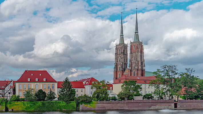 구름 유럽 문화 섬 여행 건축양식 하늘 사람없음 야외 건물 물 강 도시풍경 햇빛 성당 교회 탑 도시 역사 광택 타운 폴란드 고딕 랜드마크 브로츠와프 옛날 타임랩스 MOV 해외동영상 클립영상 자연요소 건축물 건축 나라 종교건축 촬영기법 풍경 태양 동영상 파일형식