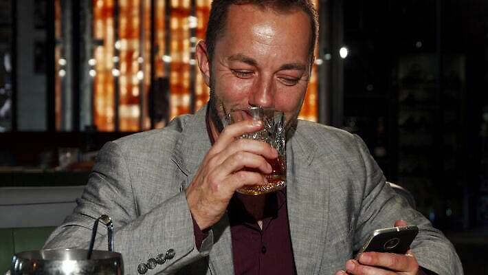 행복 음료 비즈니스 성공 모바일 휴식 수염 한명 스마트폰 독서 식당 얼음 알코올 바 비즈니스맨 메시지 뉴스 연결 긍정 온라인 위스키 코냑 유흥 4K MOV 해외동영상 클립영상 자연요소 1 남자 감정 컨셉 주류 사람 핸드폰 스마트기기 상점 와인 직장인 동영상 파일형식
