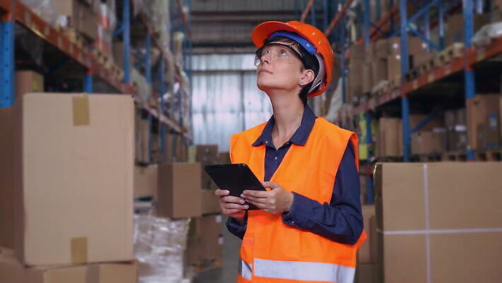 백인 직업 응시 여자 산업 인터넷 비즈니스 사업가 공장 노동자 선반 수염 갈색머리 한명 서기 사람 성인 내부 상자 알약 디지털 작업 체험 계산 주식 창고 확인 경영자 수납 물류 전자상거래 분배 터치스크린 4K MOV 해외동영상 클립영상 서양인 1 헤어스타일 시선 가구 컨셉 공업 모션 금융 약 리더 동영상 파일형식