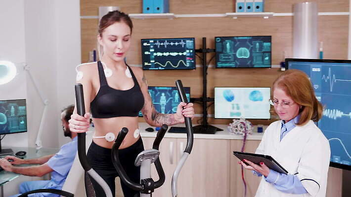 직업 과학 건강 병원 운동복 컴퓨터 달리기 운동 약 건강관리 스크린 모니터 장비 에너지 센터 실험실 연습 측정 시설 하이테크 달리기선수 4K MOV 해외동영상 슬로모션 클립영상 옷 의학 모션 기술 촬영기법 실험 관리 전자제품 육상선수 동영상 파일형식