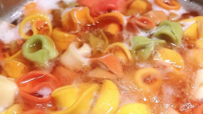 전통 음식 컬러 백그라운드 재료 모션 파스타 건강 요리 사람없음 물 주방 식사 저녁식사 이탈리아 맛 떨어짐 날것 느림 점심식사 마카로니 생식 파르팔레 맛있는 4K MOV 해외동영상 클립영상 자연요소 유럽 컨셉 서양음식 동영상 파스타면 파일형식