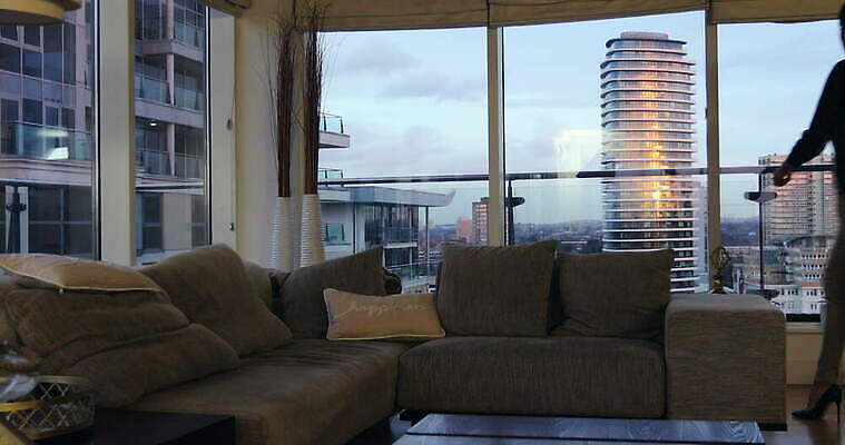 라이프스타일 여자 건축양식 사업가 통신 창문 잉글랜드 아파트 실내 대화 한명 성인 30대 스마트폰 핸드폰 인테리어 작업 비즈니스우먼 연결 전화기 런던 시티라이프 성인여자만 4K MOV 해외동영상 클립영상 직업 1 디자인 건축 비즈니스 영국 주택 말하기 사람 내부 생활 장년 전자제품 스마트기기 직장인 동영상 여자만 성인만 파일형식